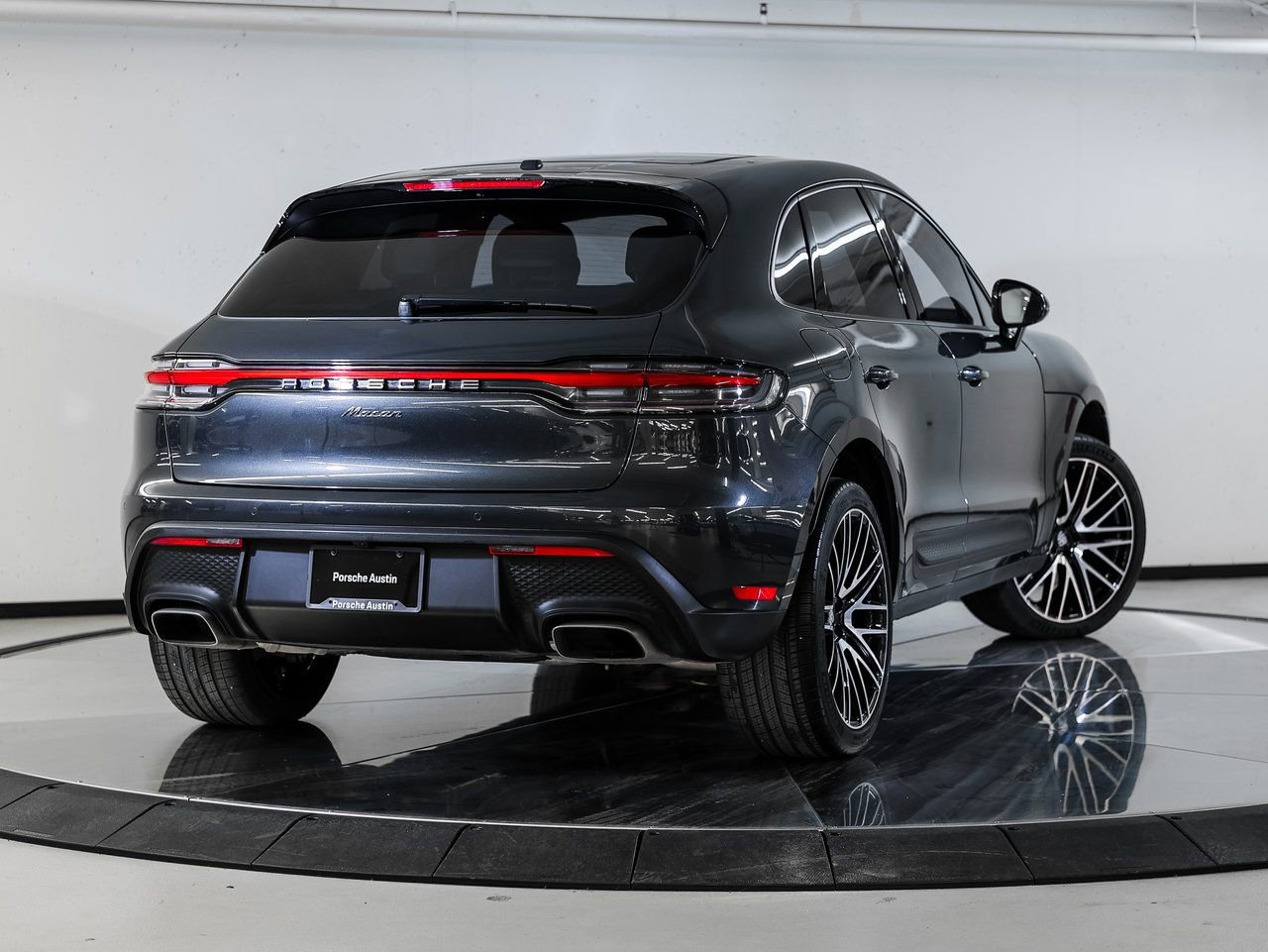 Certified 2025 Porsche Macan AWD/4WD image 7