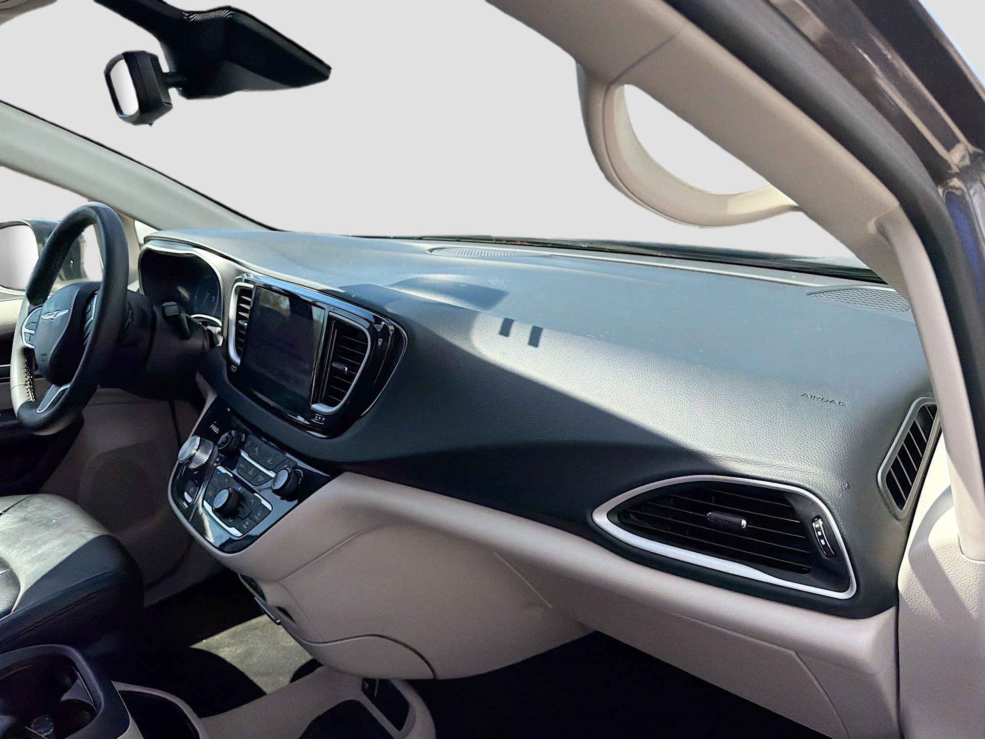 Used 2023 Chrysler Pacifica Touring-L image 15