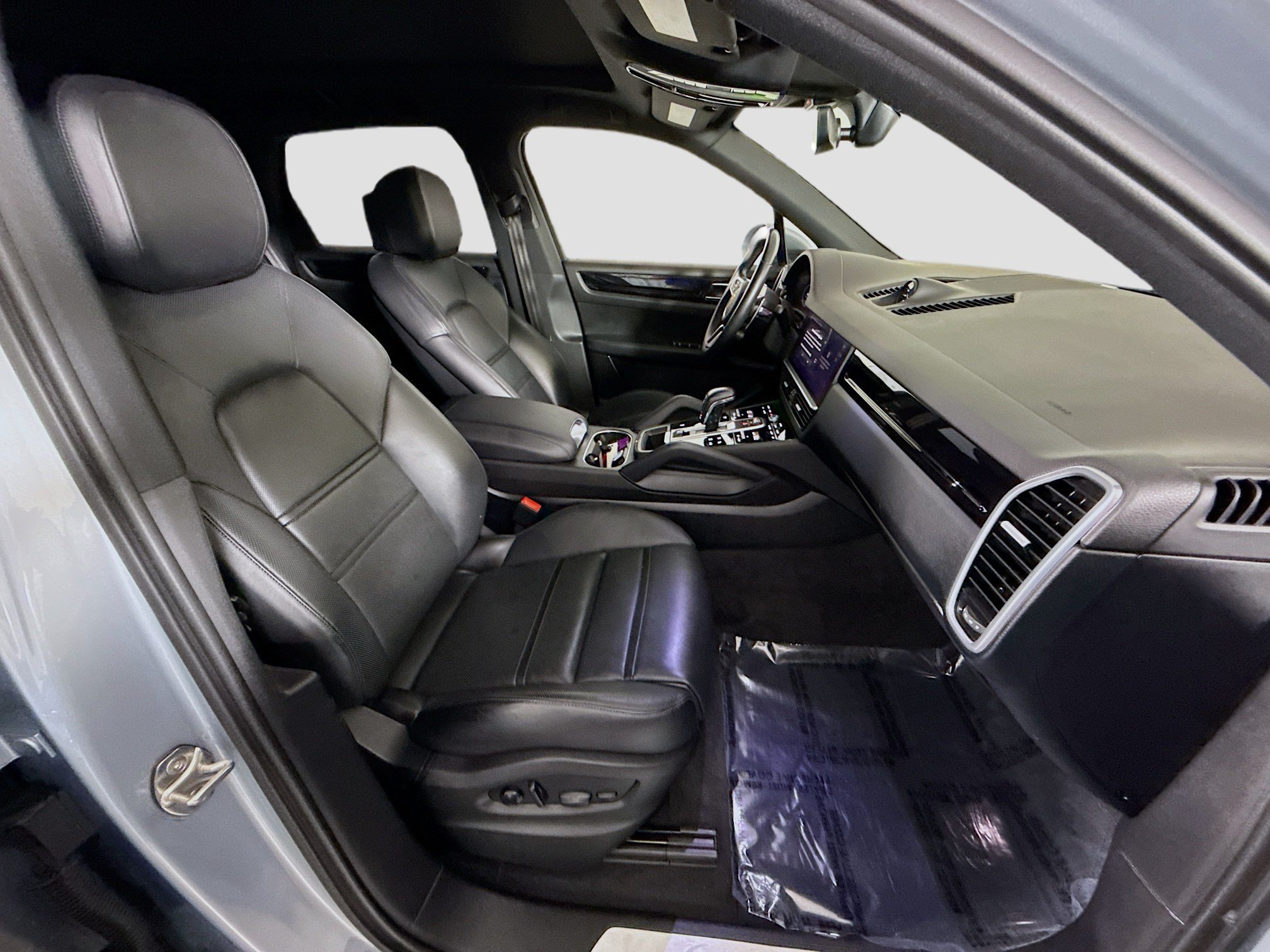 Used 2023 Porsche Cayenne Platinum Edition AWD/4WD image 28
