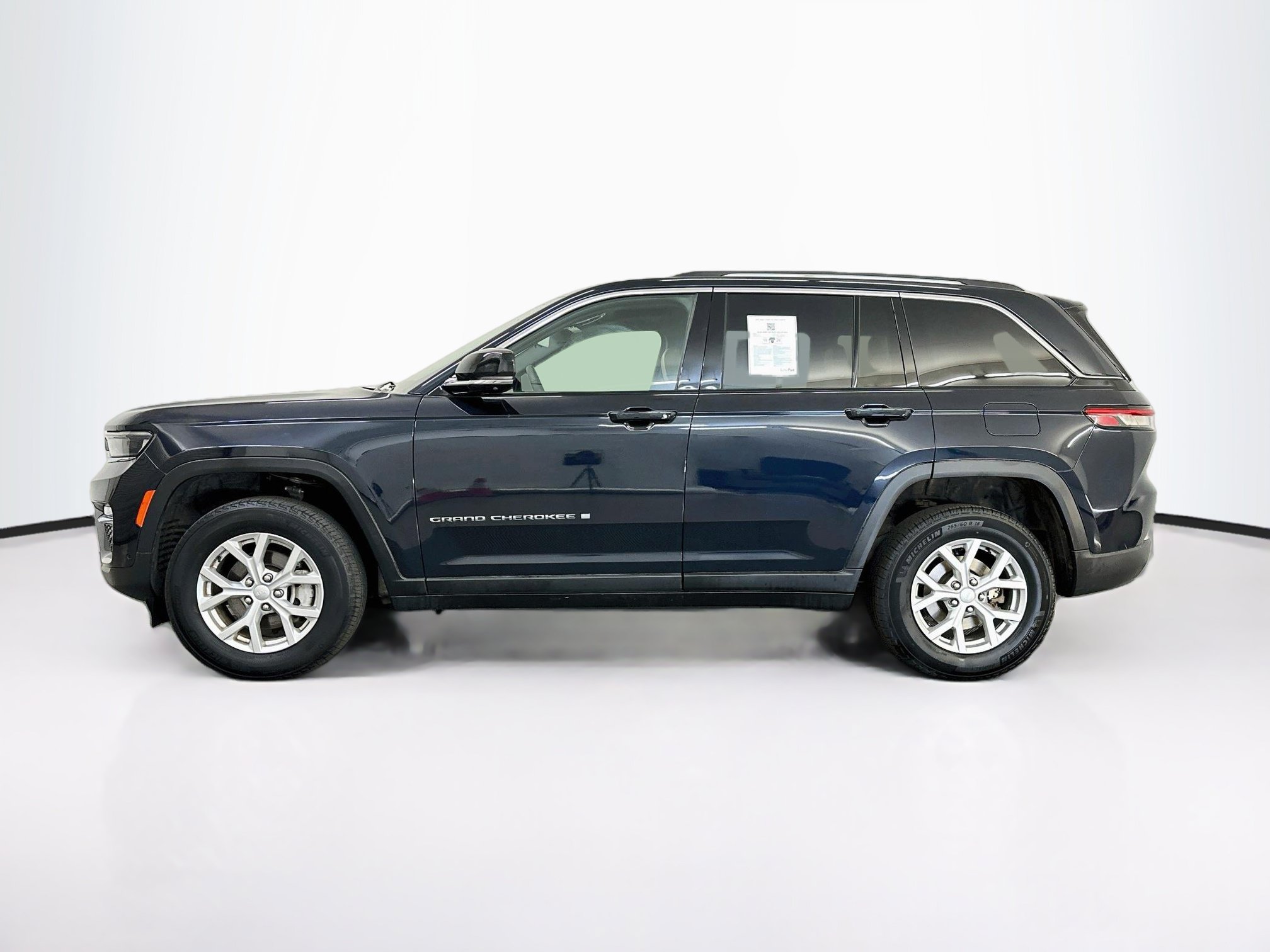 Used 2023 Jeep Grand Cherokee Limited w/ Luxury Tech Group II AWD/4WD image 4