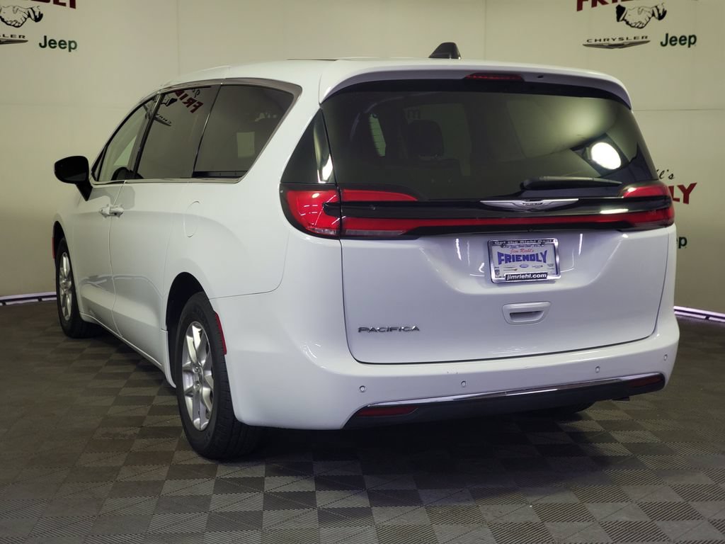 Used 2023 Chrysler Pacifica Touring-L FWD image 4