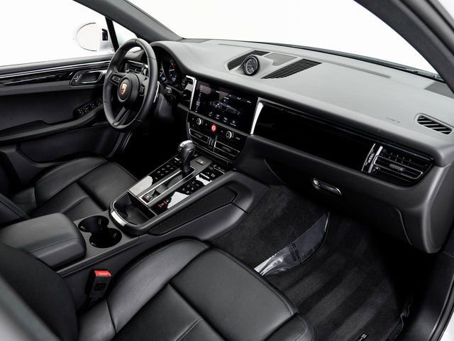 Certified 2025 Porsche Macan image 24