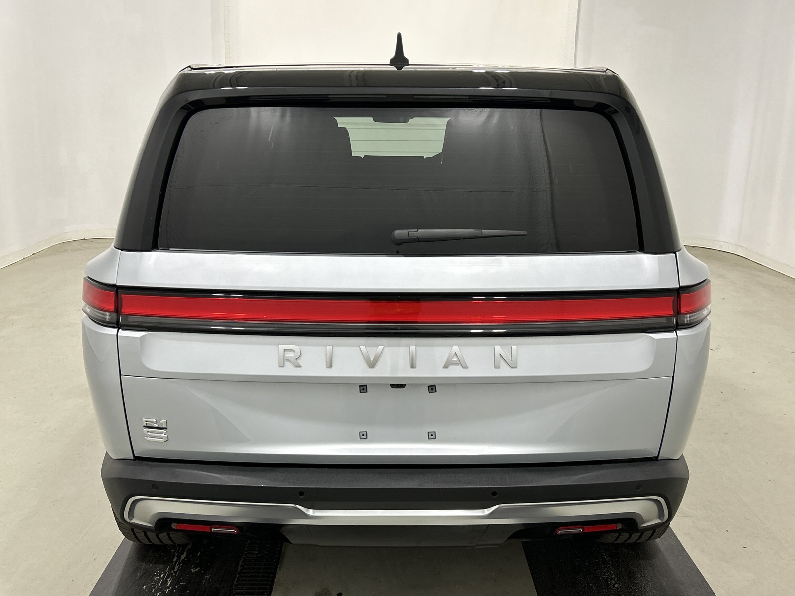 Used 2024 Rivian R1S Adventure AWD/4WD image 4