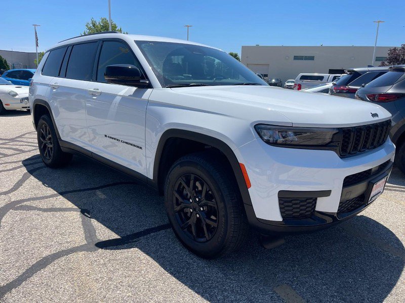 Used 2024 Jeep Grand Cherokee L Laredo AWD/4WD image 2