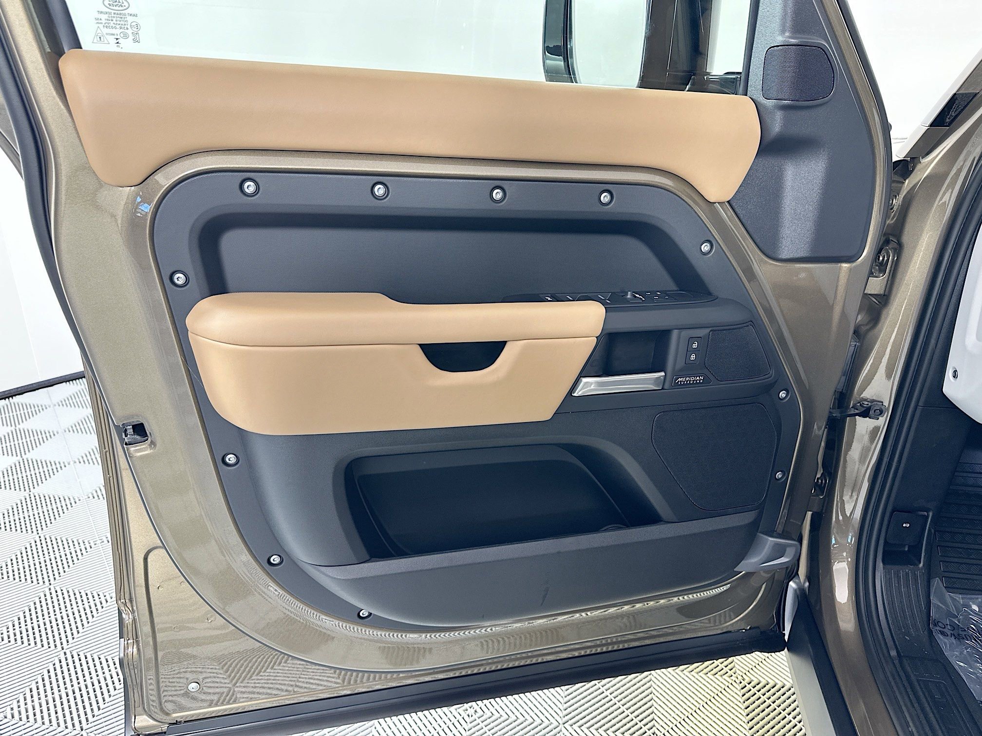 Used 2026 Land Rover Defender 110 X-Dynamic SE image 14