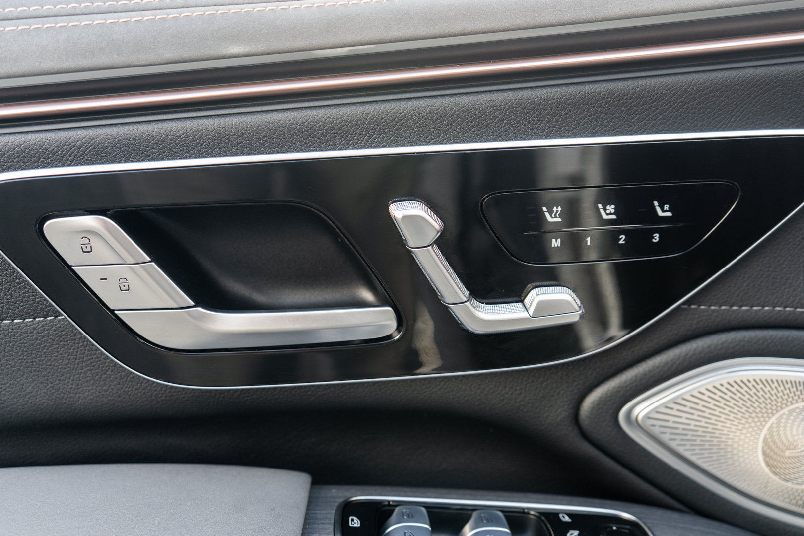 Used 2023 Mercedes-Benz EQS 580 4MATIC Sedan w/ Exclusive Trim Package image 11