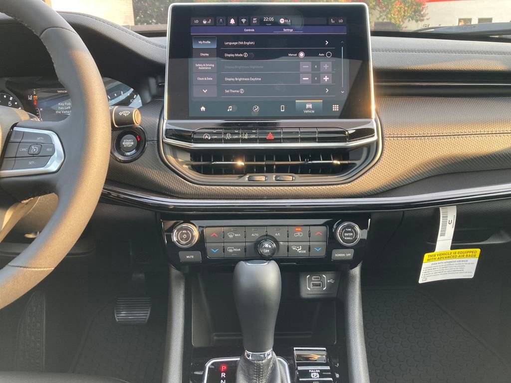 New 2025 Jeep Compass Latitude w/ Sun & Sound Group AWD/4WD image 18