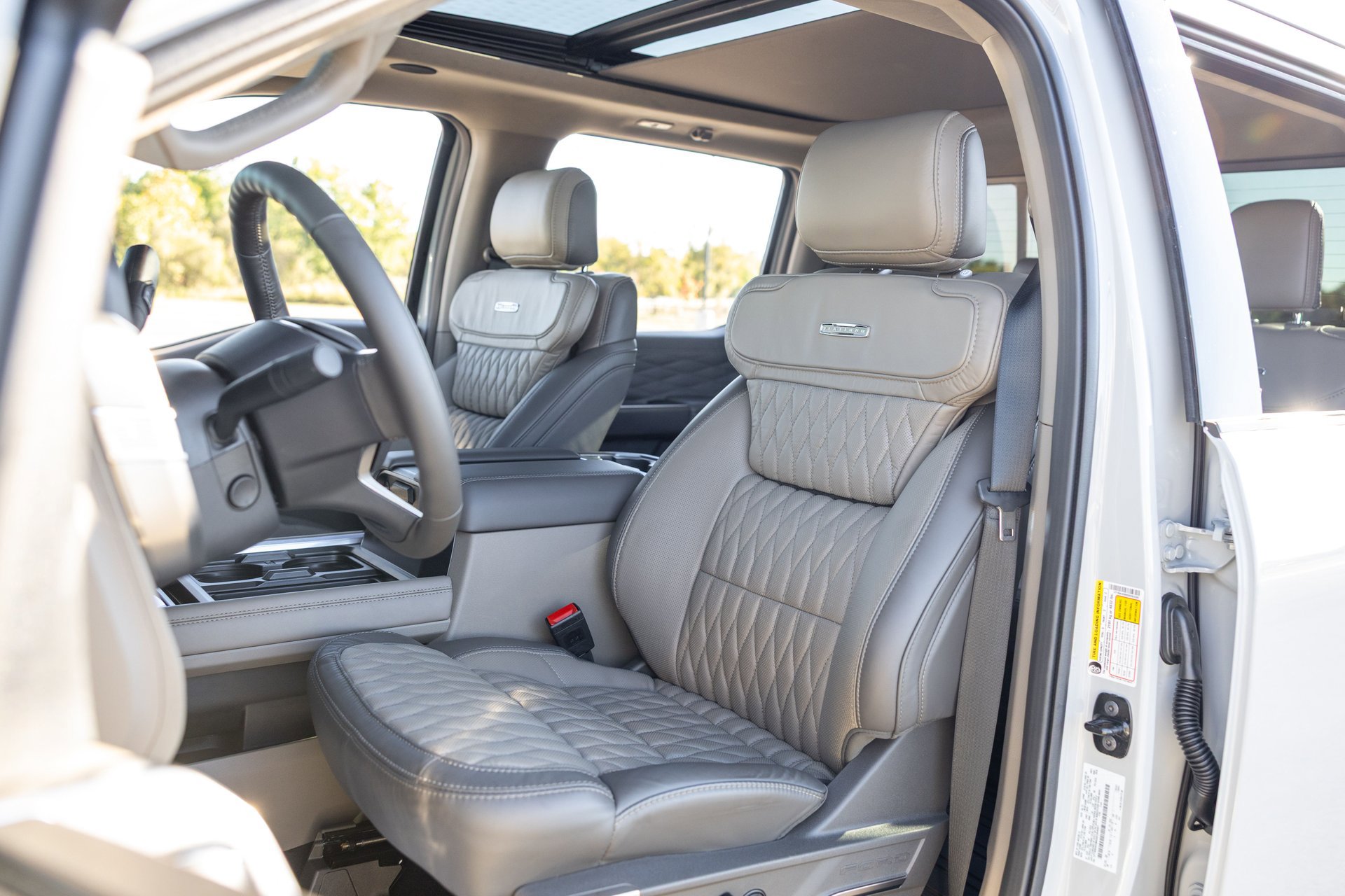 Used 2025 Ford F450 Platinum w/ Platinum Plus Package image 36