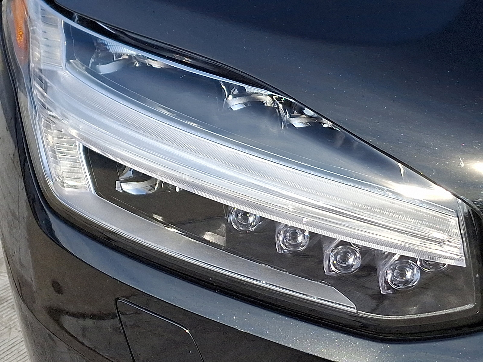 Certified 2024 Volvo XC90 B6 Plus image 9