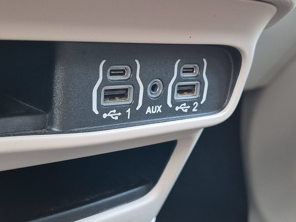 Used 2023 Chrysler Pacifica Touring-L FWD image 29