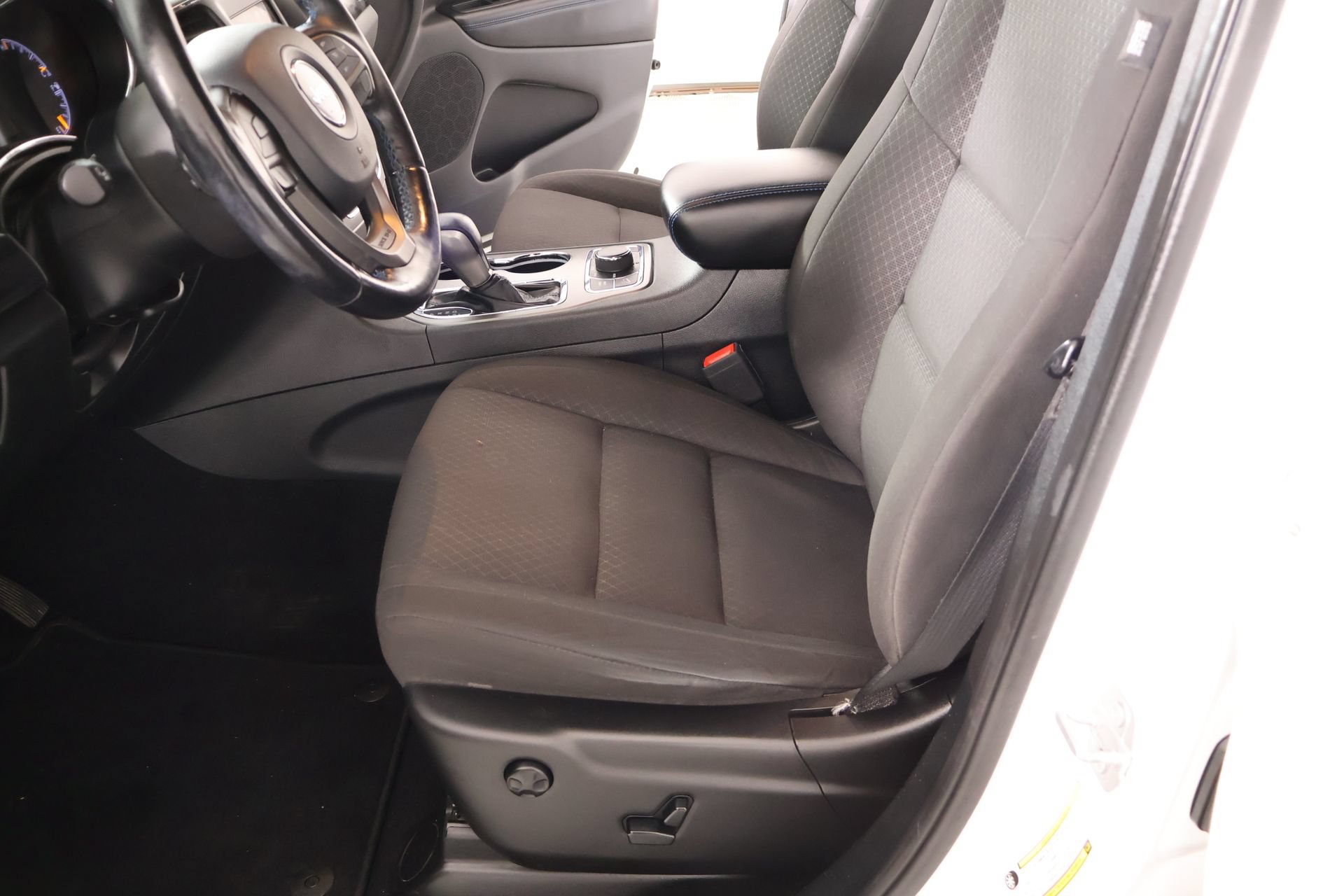 Used 2020 Jeep Grand Cherokee Laredo AWD/4WD image 12