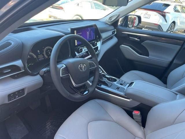 Used 2025 Toyota Highlander Platinum image 31