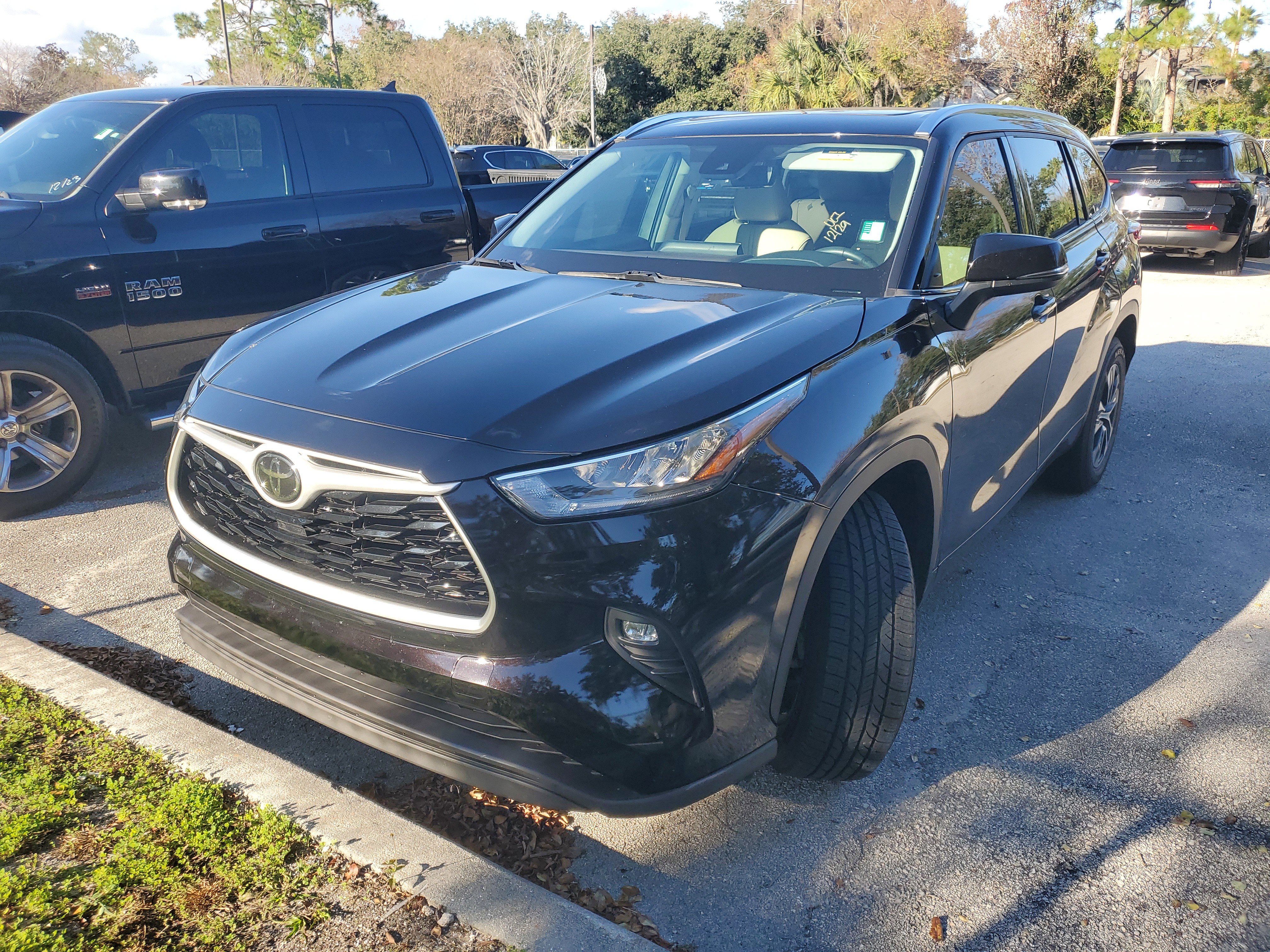 Used 2020 Toyota Highlander XLE image 2