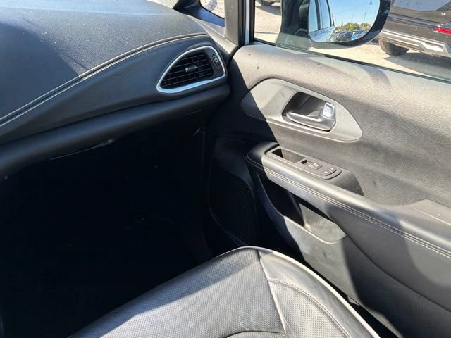 Used 2025 Chrysler Pacifica Limited FWD image 19