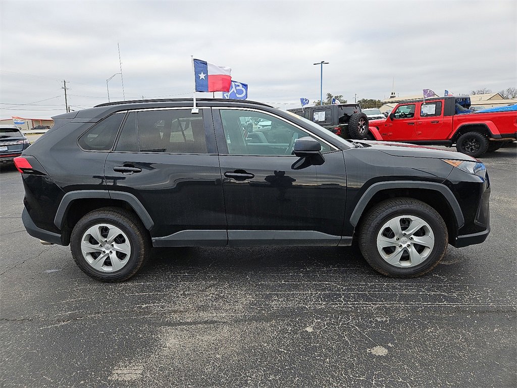 Used 2021 Toyota RAV4 LE image 8