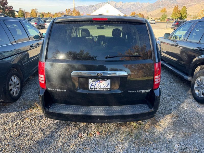 Used 2010 Chrysler Town & Country Touring image 3