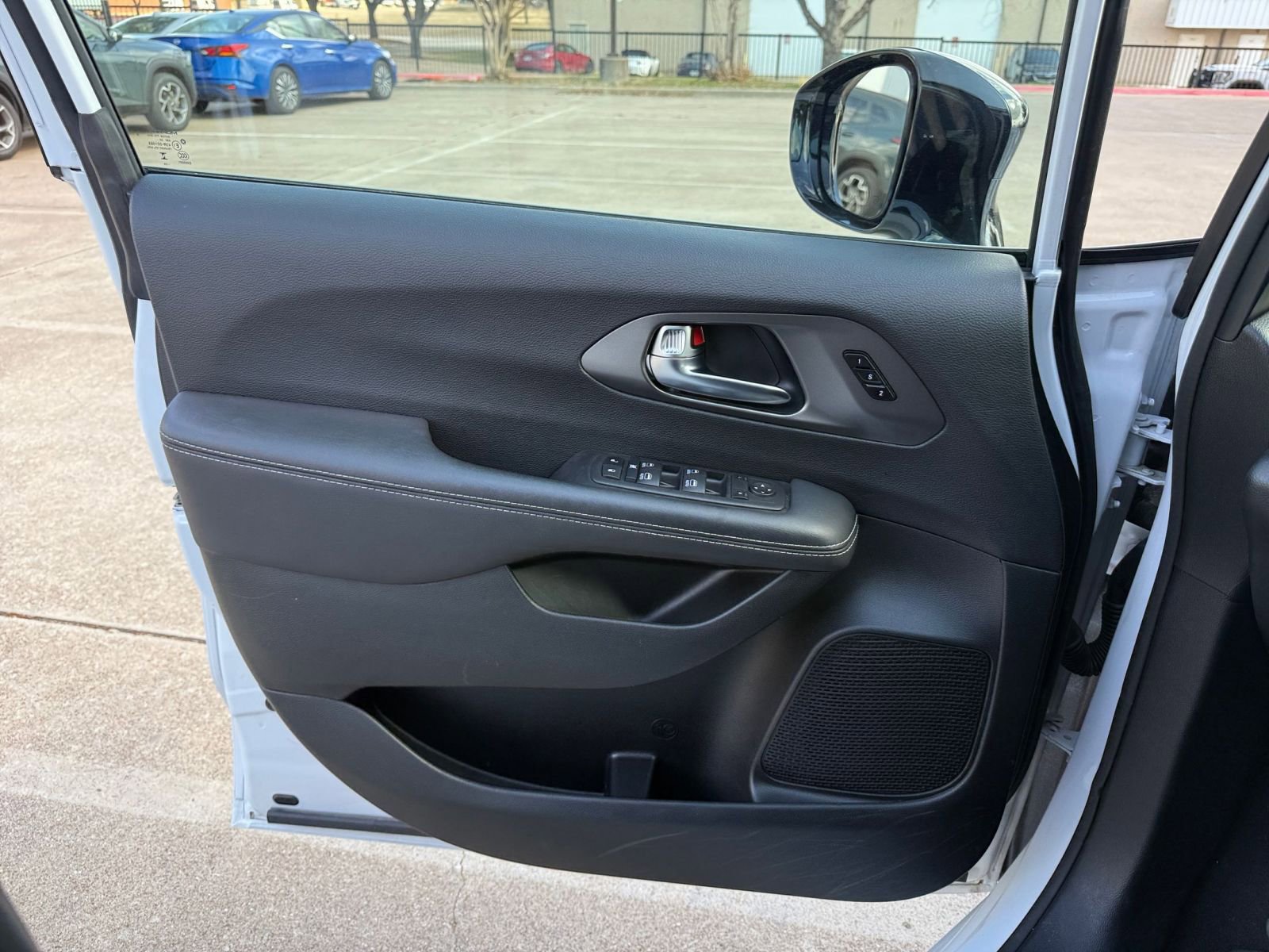 Used 2025 Chrysler Pacifica Select image 21