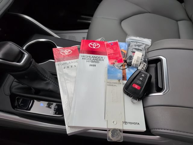 Certified 2025 Toyota Highlander XLE AWD/4WD video 3