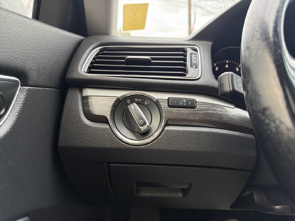 Used 2018 Volkswagen Passat 2.0T SE FWD image 18