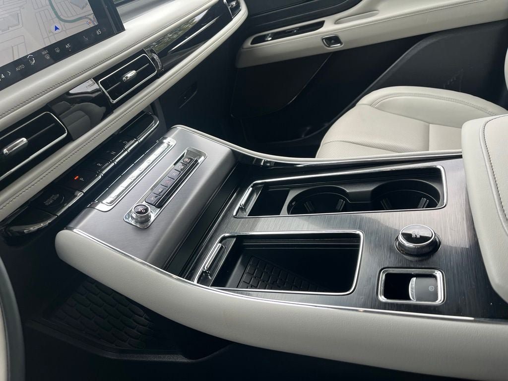 Certified 2025 Lincoln Aviator AWD image 31