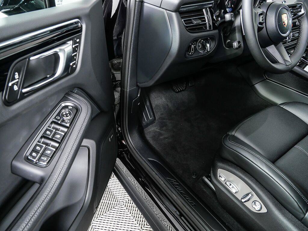 Certified 2026 Porsche Macan Turbo AWD/4WD image 8