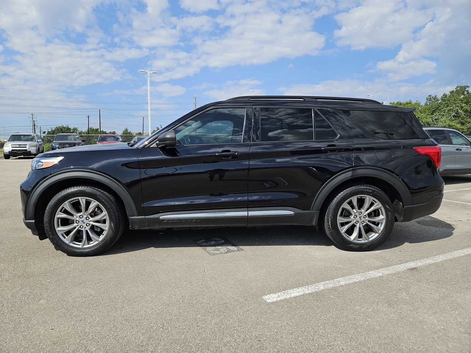 Used 2022 Ford Explorer XLT w/ Equipment Group 202A image 4