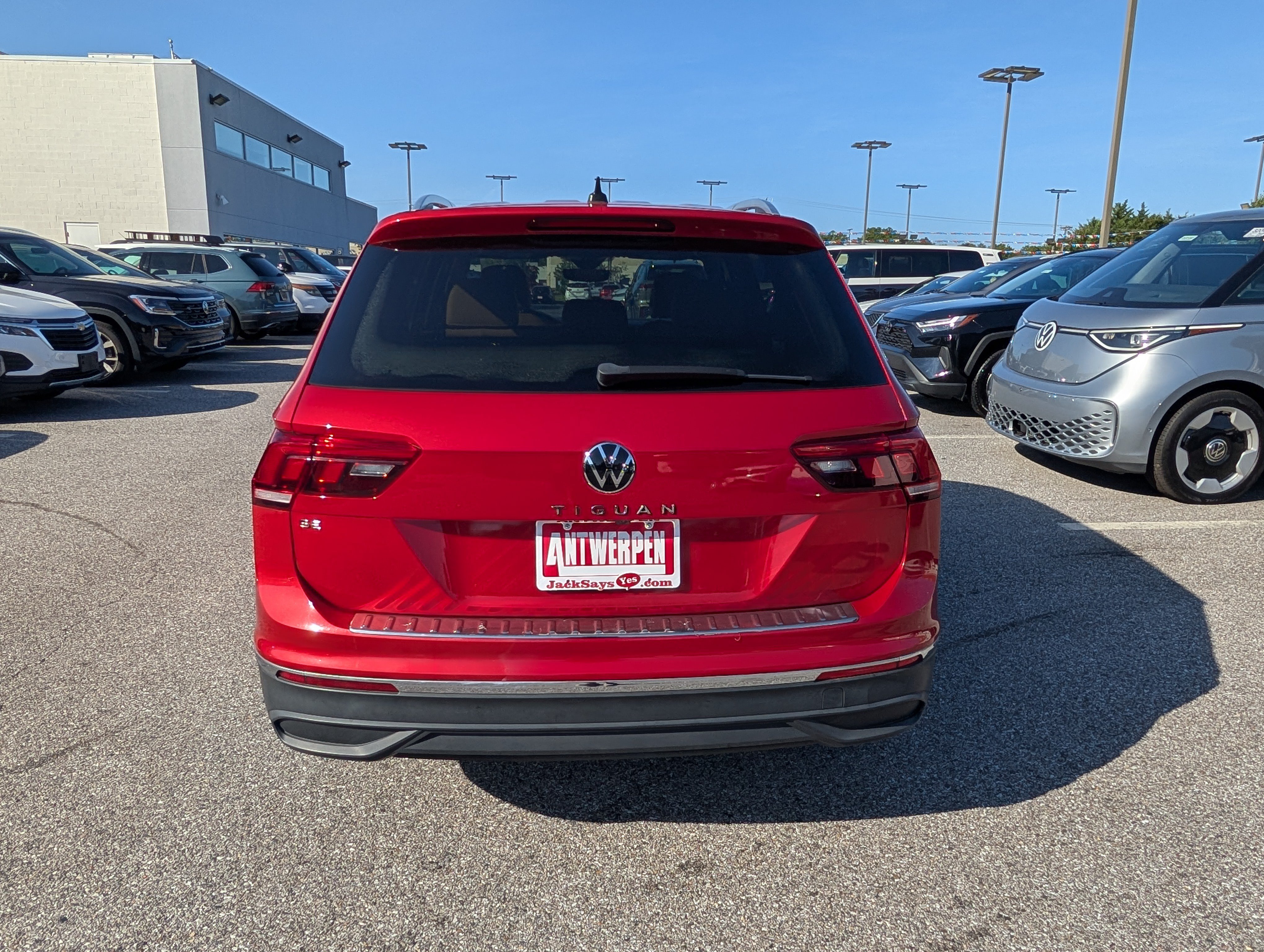Used 2023 Volkswagen Tiguan SE FWD image 4