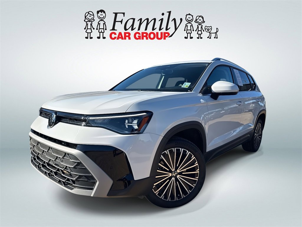 Used 2025 Volkswagen Taos SE image 1
