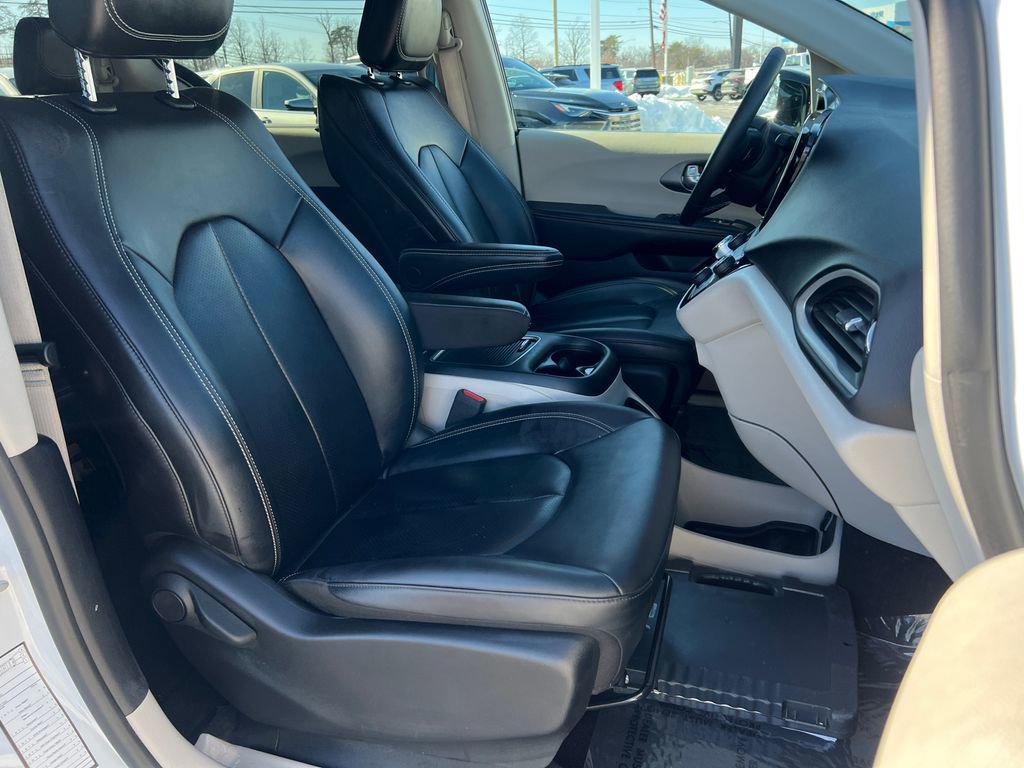 Used 2024 Chrysler Pacifica Touring-L image 10