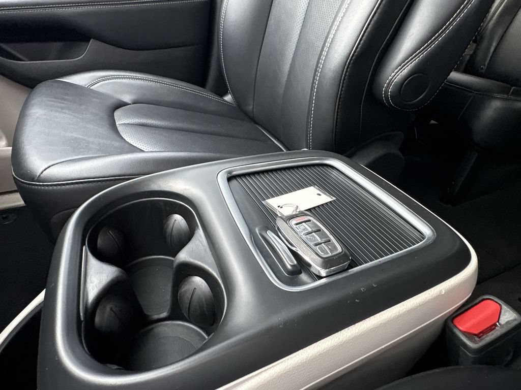 Used 2024 Chrysler Pacifica Touring-L FWD image 26
