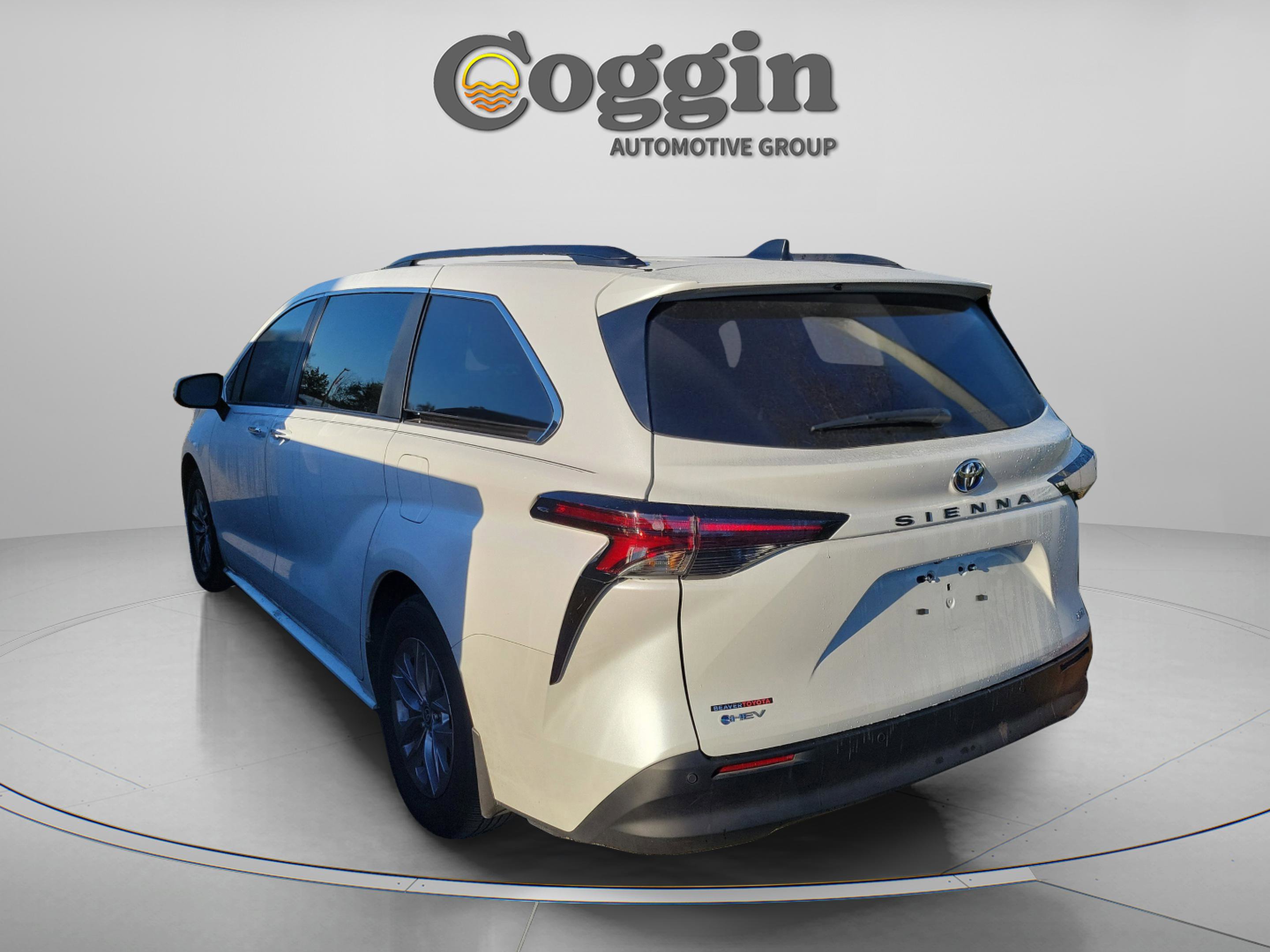 Used 2025 Toyota Sienna XLE image 2