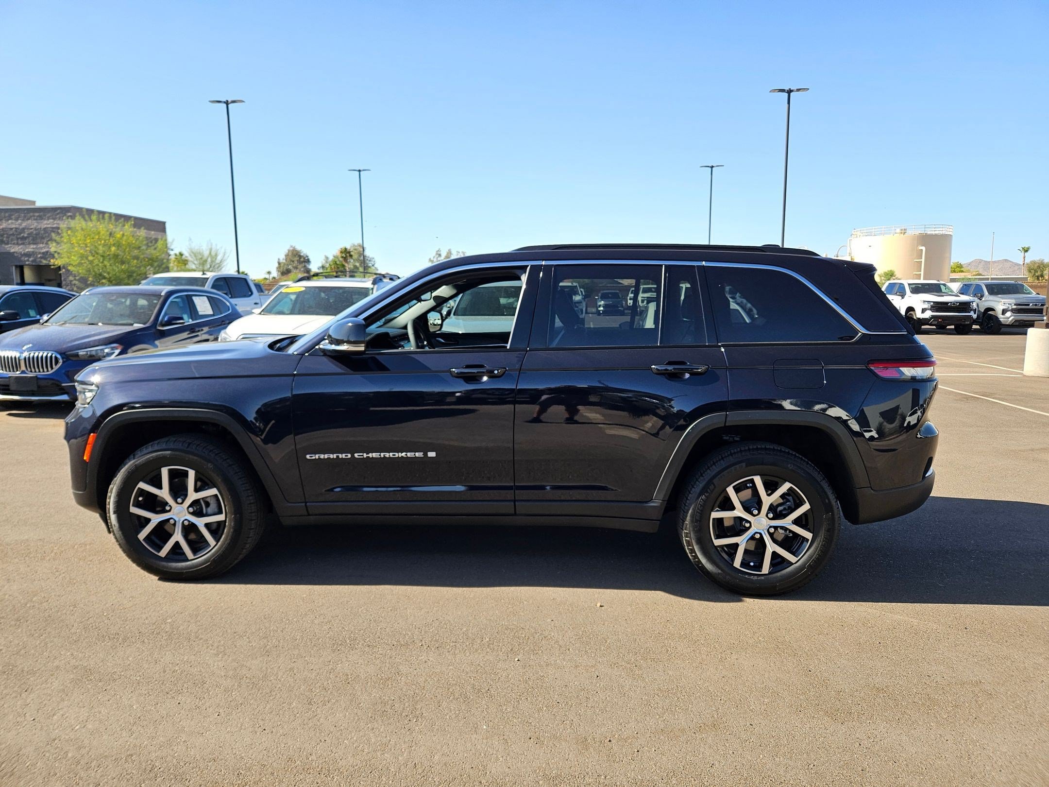 Used 2024 Jeep Grand Cherokee Limited RWD image 2
