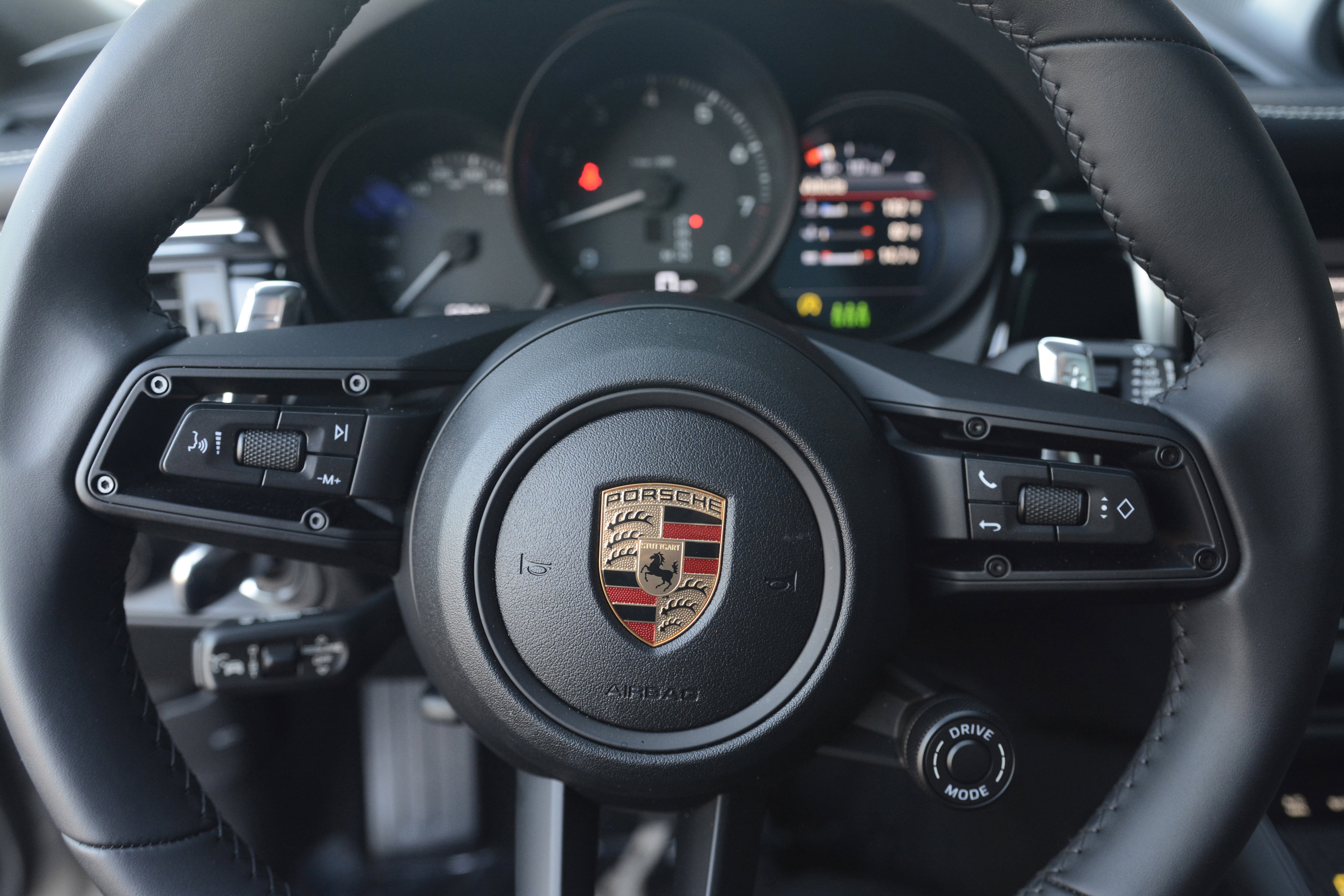 Certified 2026 Porsche Macan AWD/4WD image 16