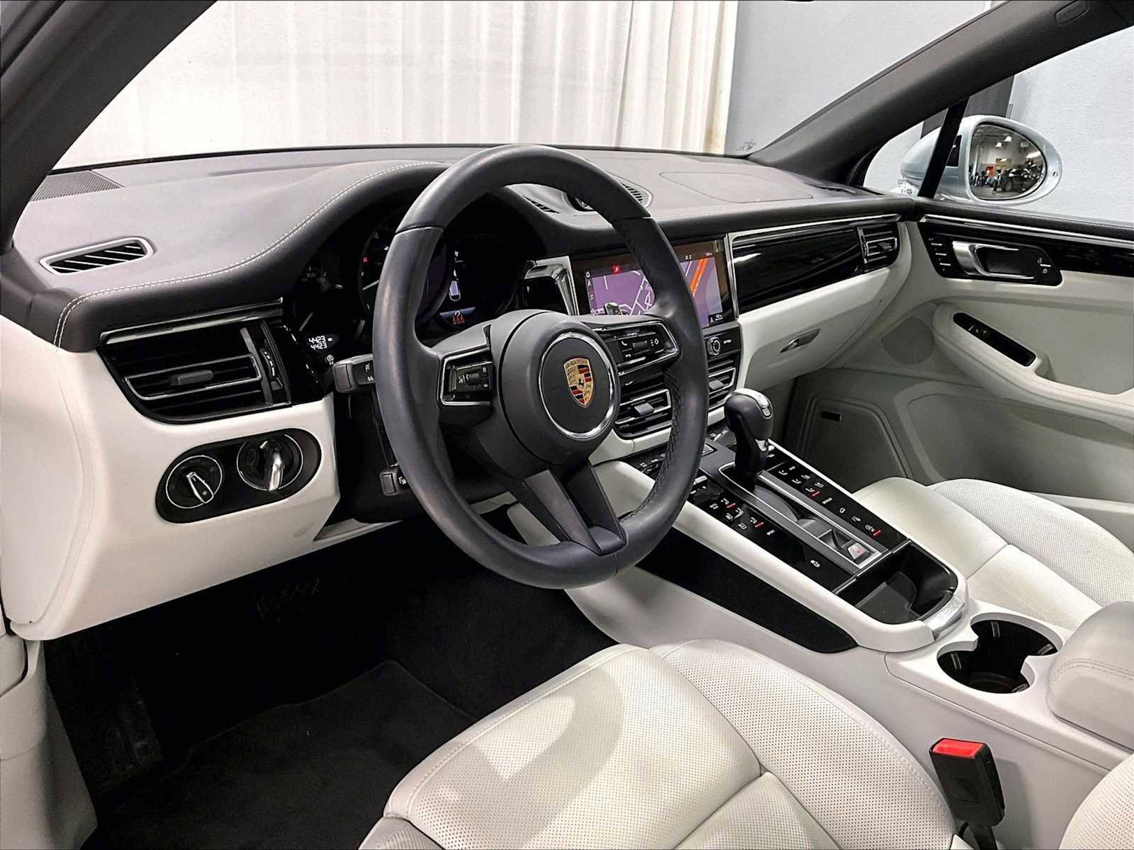 Used 2025 Porsche Macan image 7
