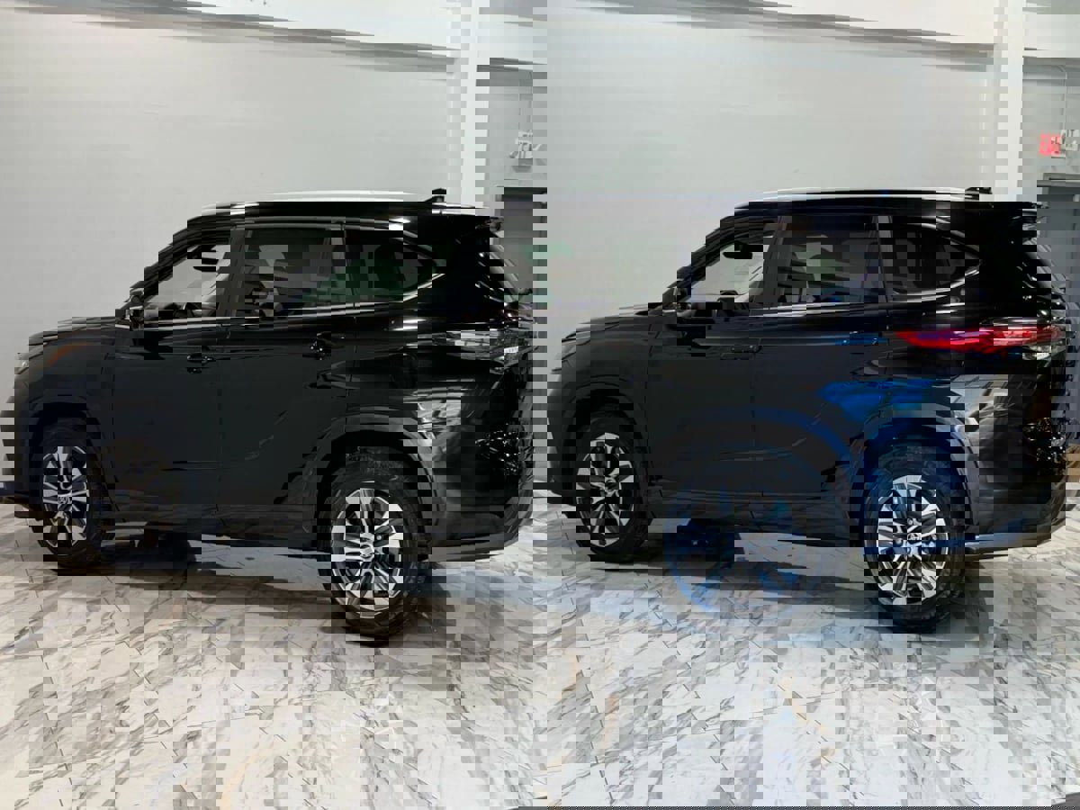 Used 2023 Toyota Highlander XLE image 8