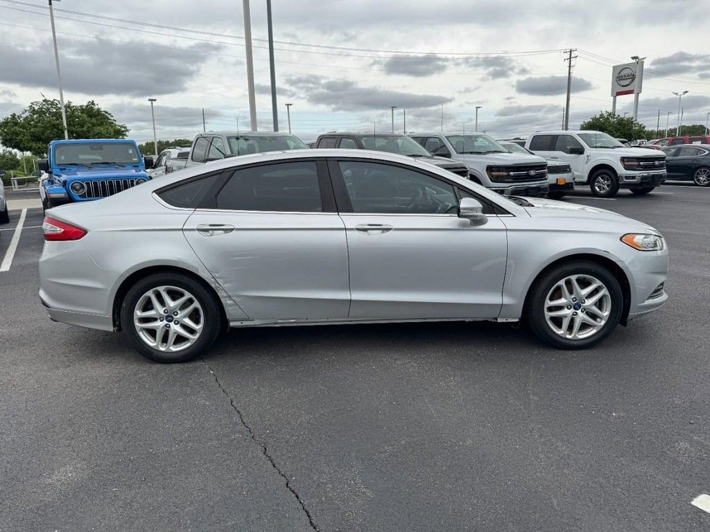 Used 2014 Ford Fusion SE FWD image 2