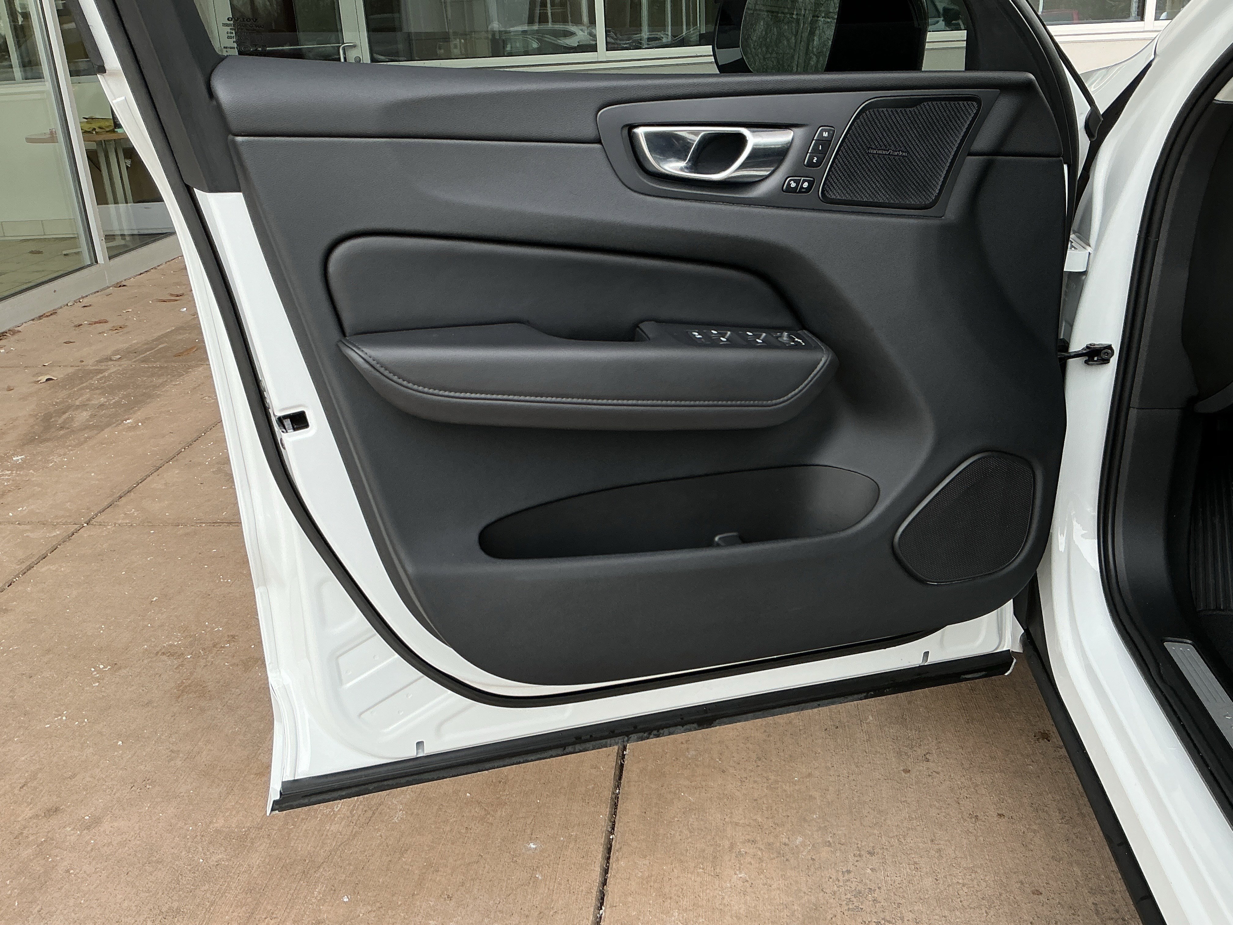 Used 2023 Volvo XC60 B5 Plus image 14