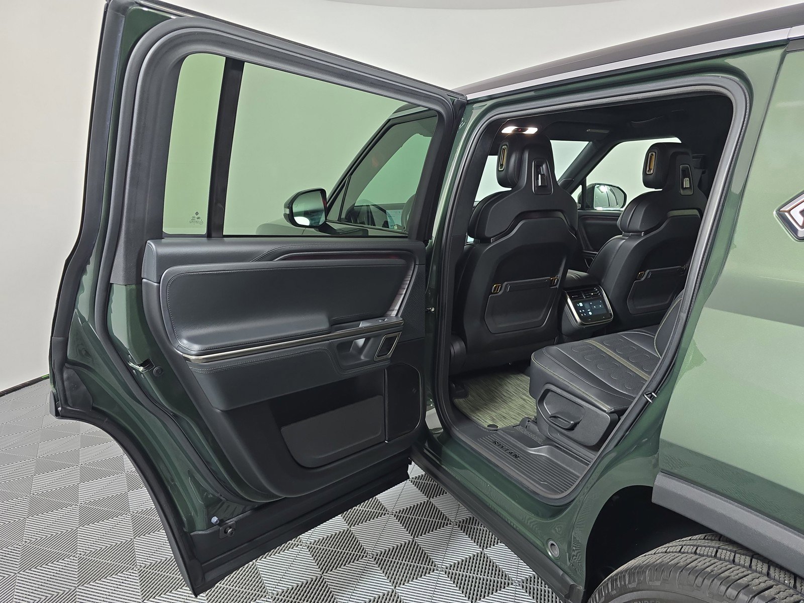 Used 2024 Rivian R1S Adventure AWD/4WD image 17