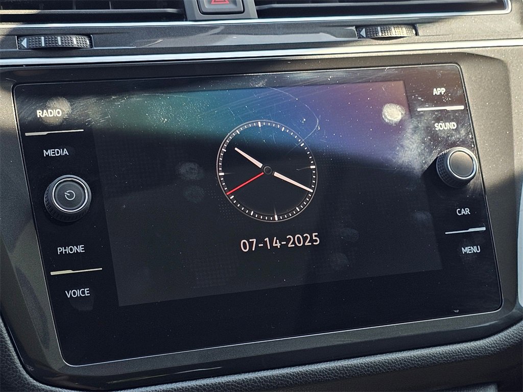 Used 2024 Volkswagen Tiguan SE w/ Panoramic Sunroof Package image 24