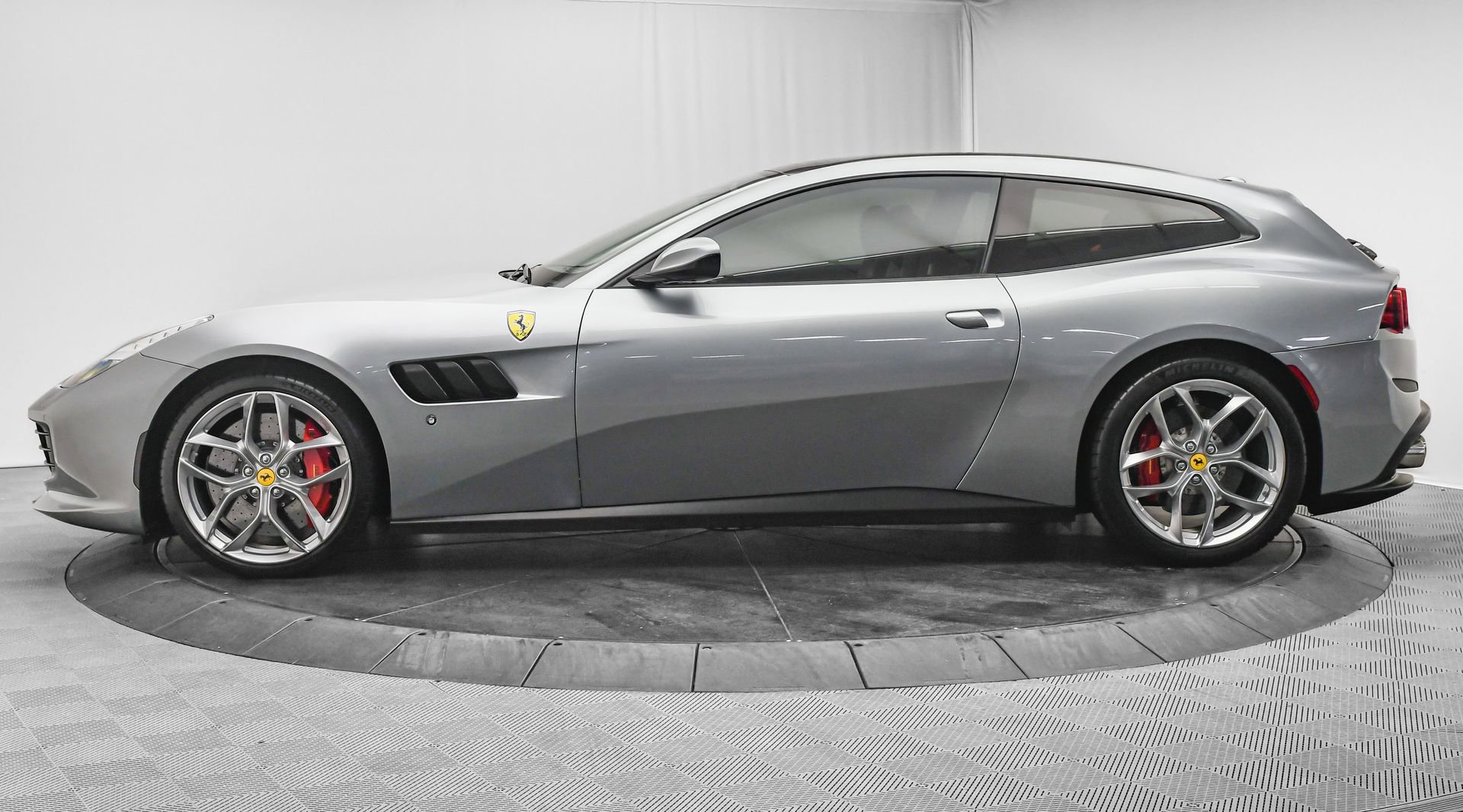 Used 2018 Ferrari GTC4Lusso T image 5