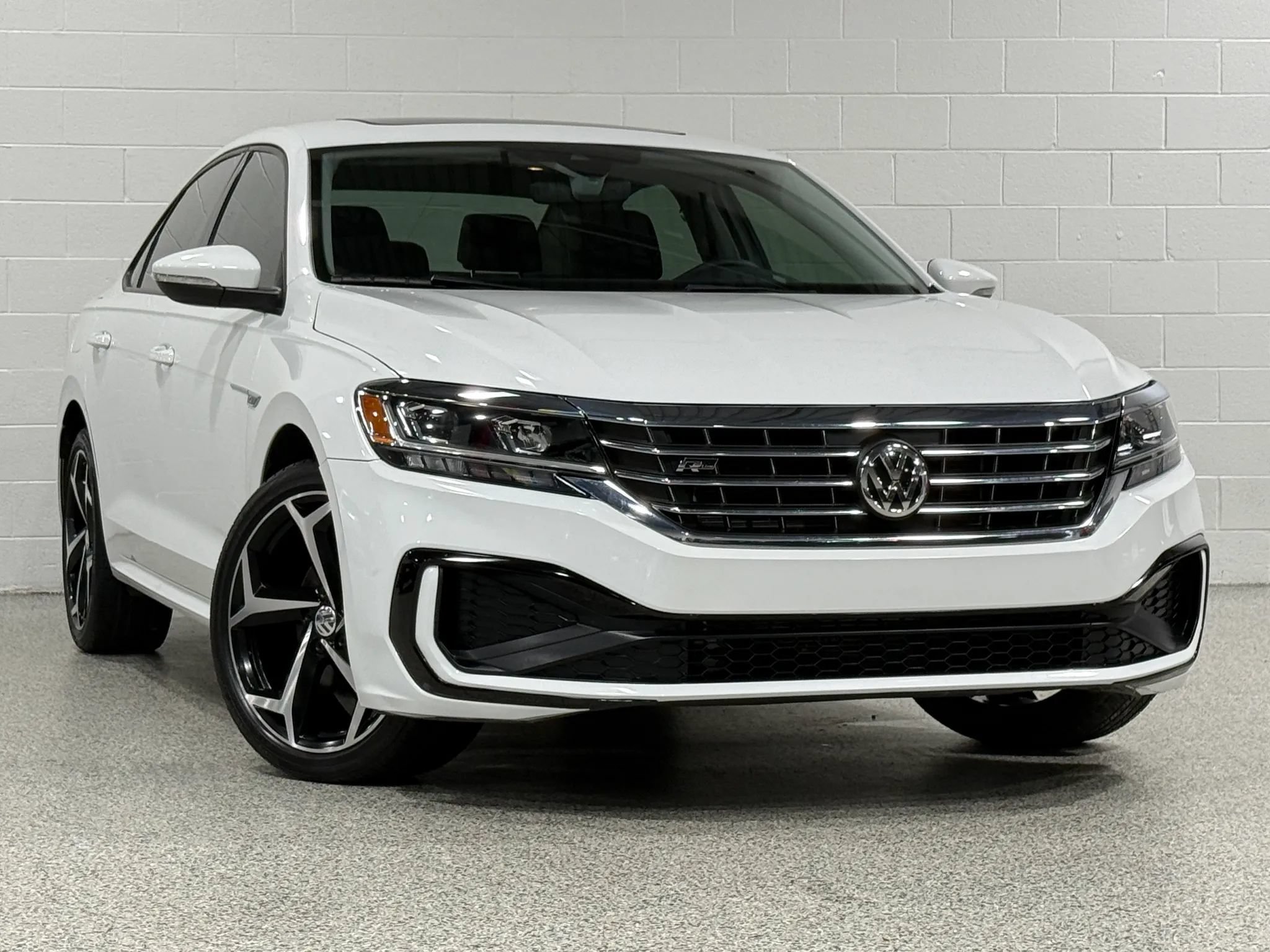Used 2020 Volkswagen Passat 2.0T R-Line FWD image 4