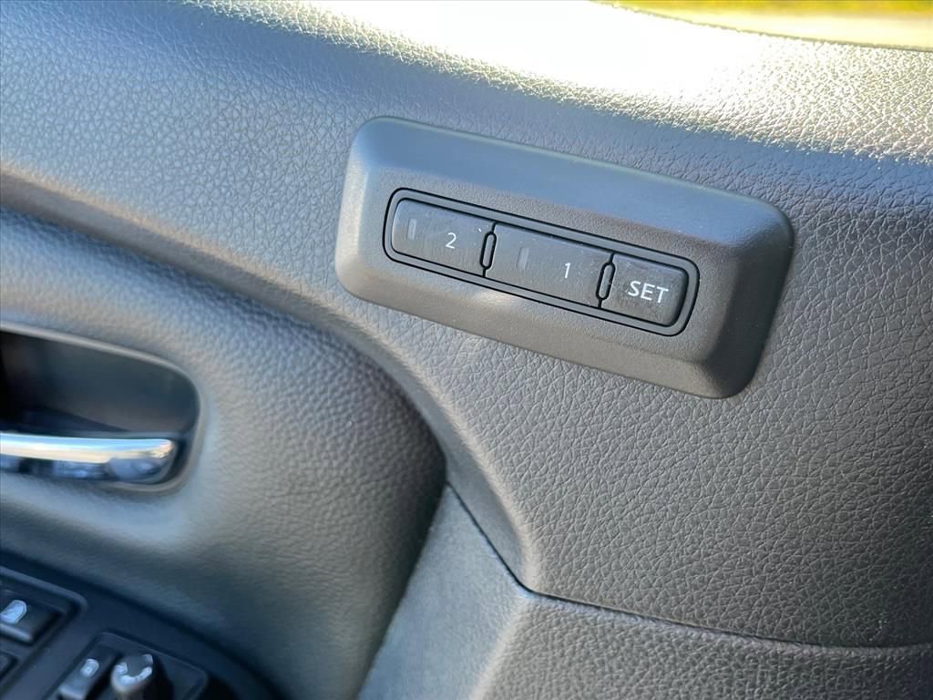 Used 2018 Nissan Titan SL w/ Midnight Edition AWD/4WD image 25