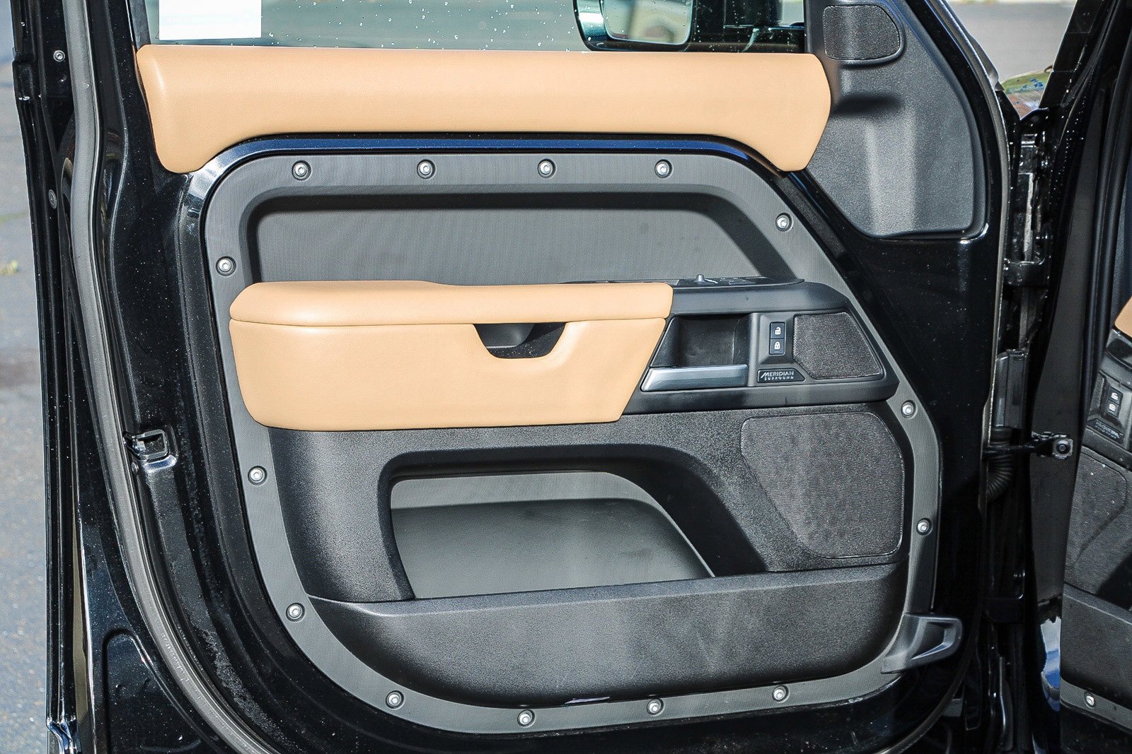 Used 2025 Land Rover Defender 130 X-Dynamic SE image 19