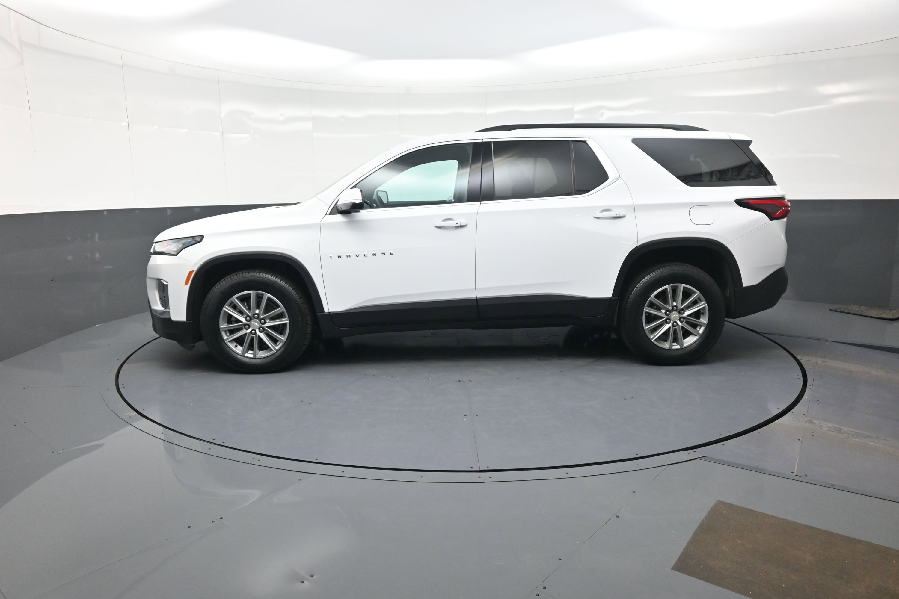 Used 2023 Chevrolet Traverse LT image 6
