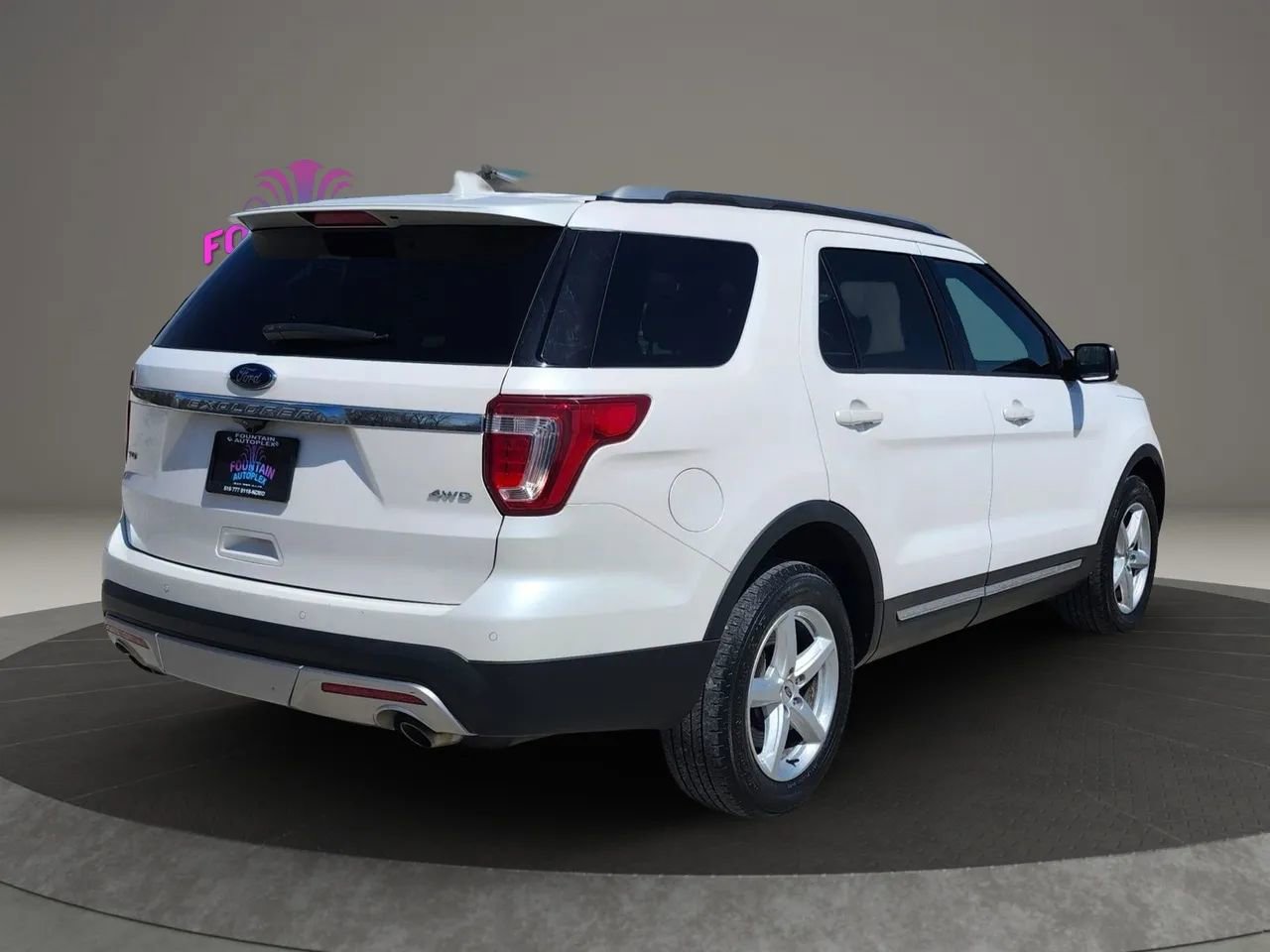 Used 2017 Ford Explorer XLT w/ Equipment Group 202A image 5