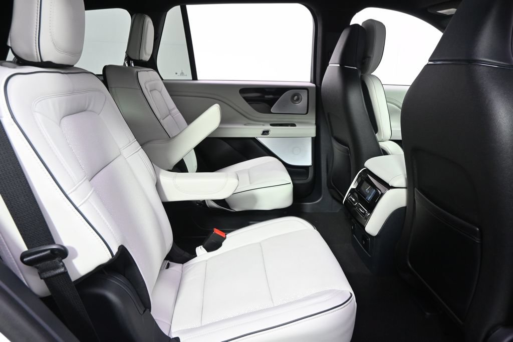 New 2026 Lincoln Aviator Black Label w/ Jet Appearance Package AWD/4WD image 18