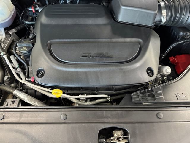 Used 2024 Chrysler Pacifica Touring-L FWD image 7