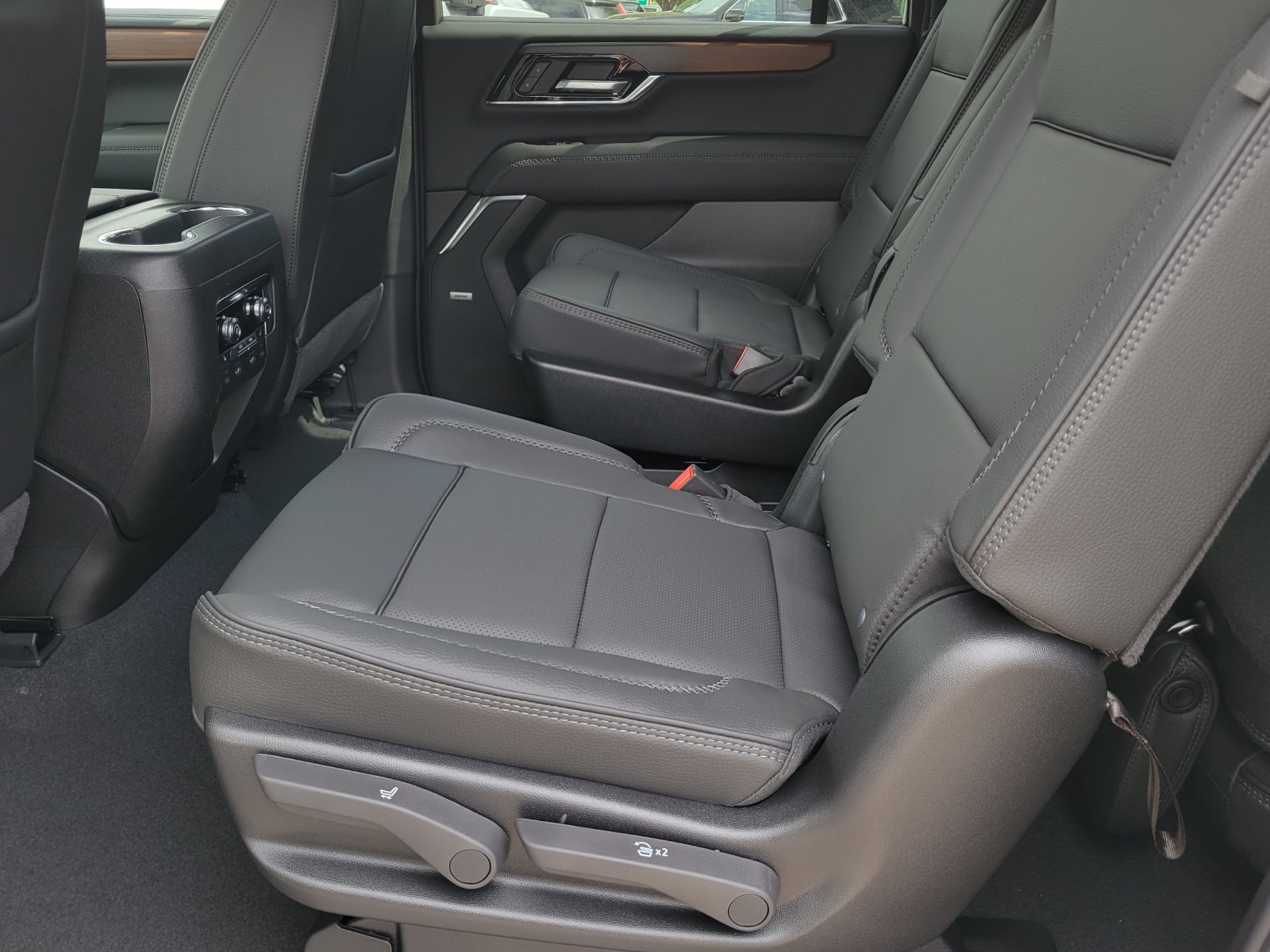 New 2026 GMC Yukon XL Denali w/ Denali Reserve Package AWD/4WD image 7