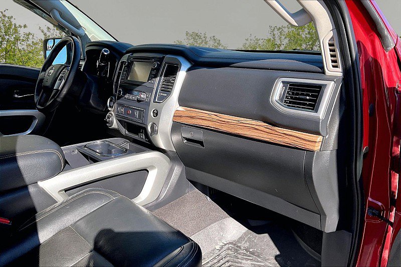 Used 2018 Nissan Titan SL image 26