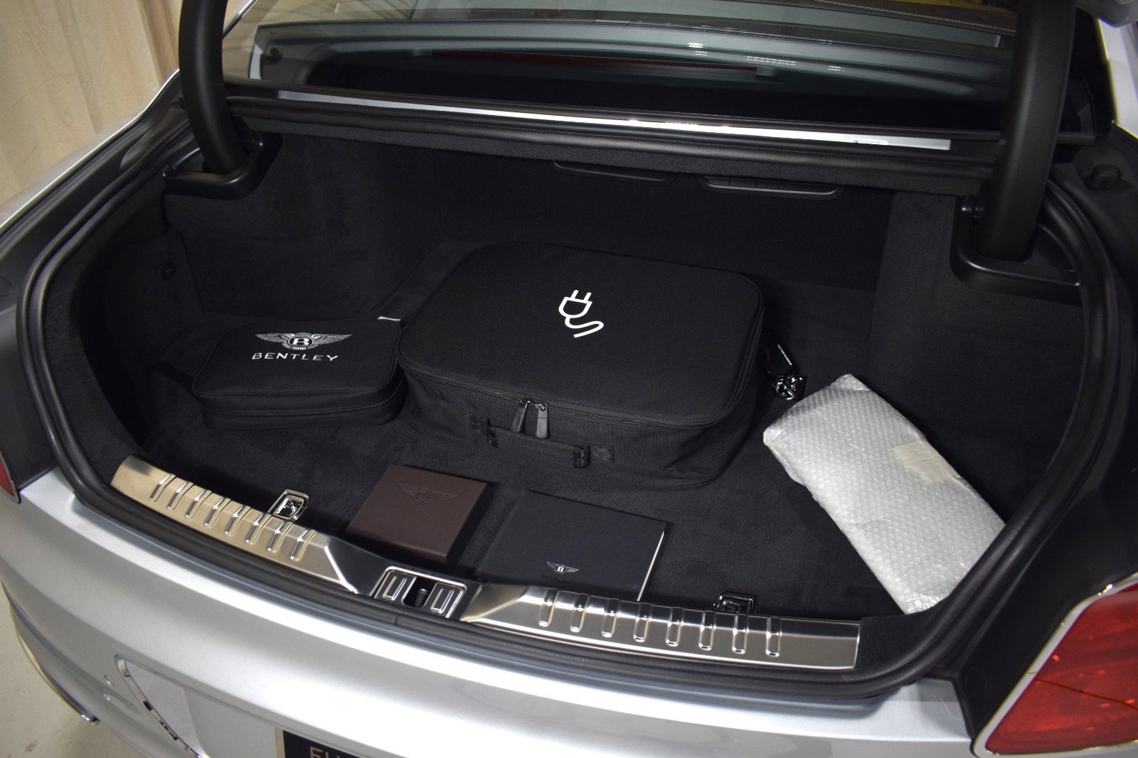 New 2026 Bentley Flying Spur Azure image 40